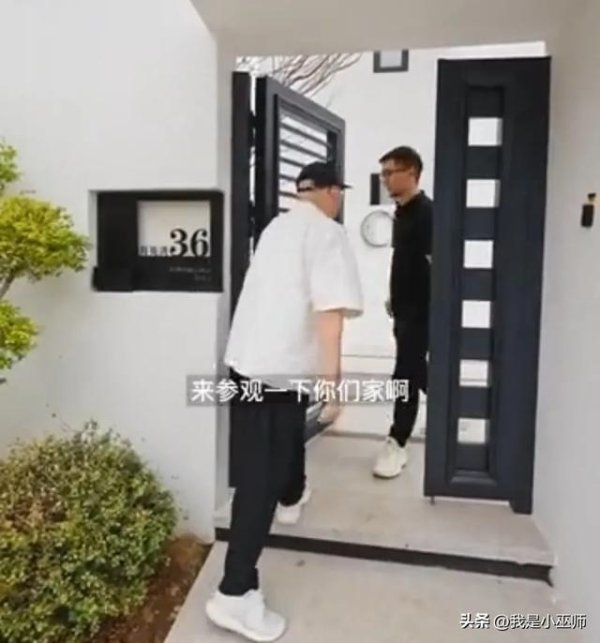 八戒策略 小伙花400多万装修的大别墅，全家10口人住一起，网友：真会挣钱